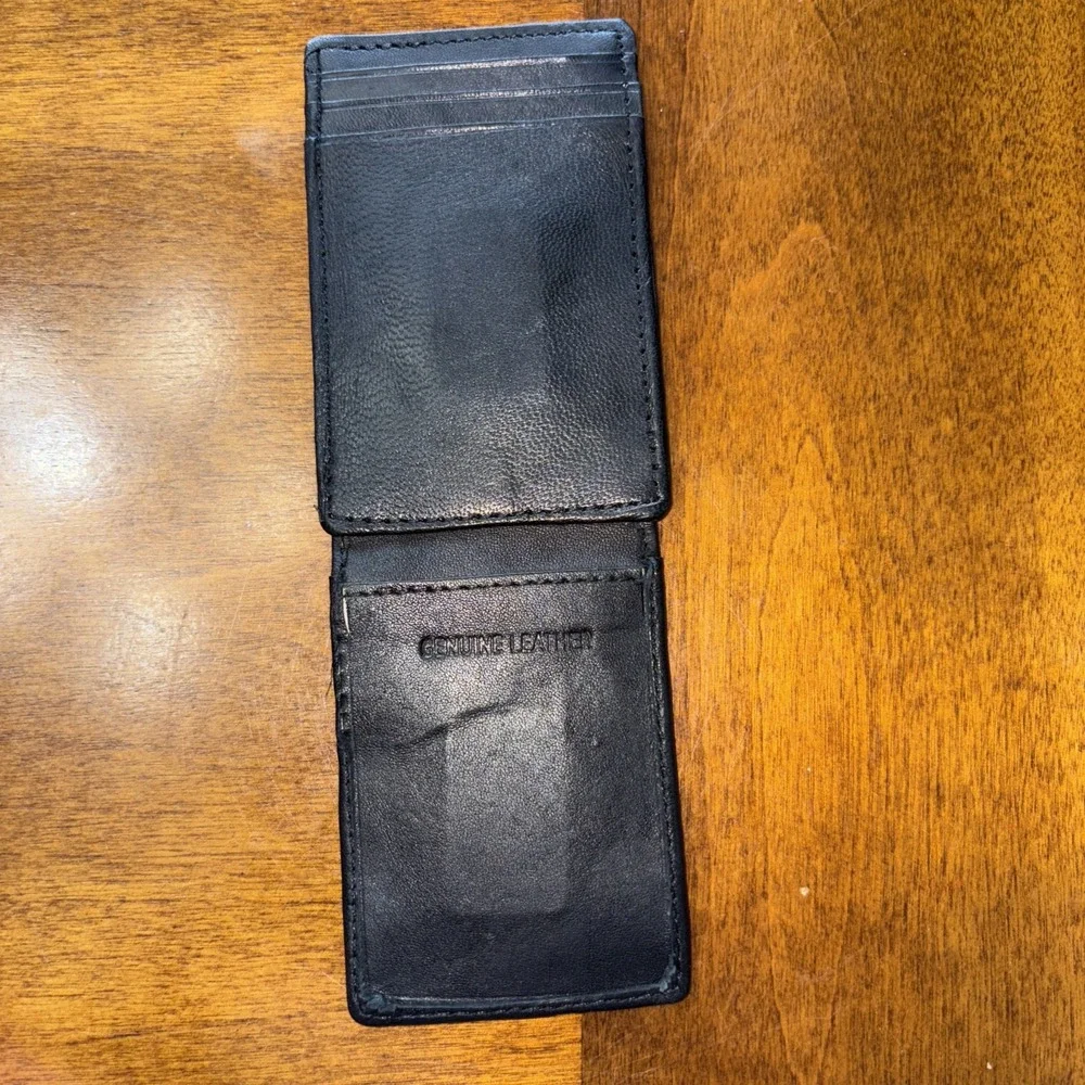Chaps‎ Men's Small Wallet Magnetic Closure